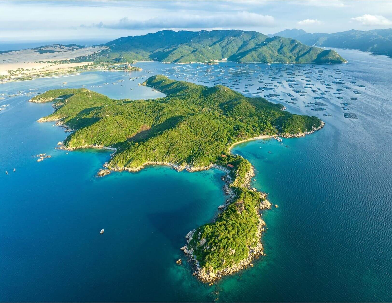 Cảnh đẹp của vịnh Vân Phong.